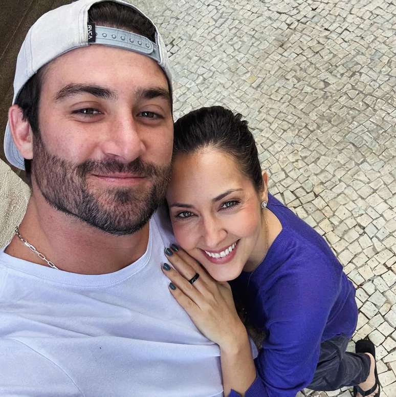 Mayt&ecirc; Piragibe namora surfista