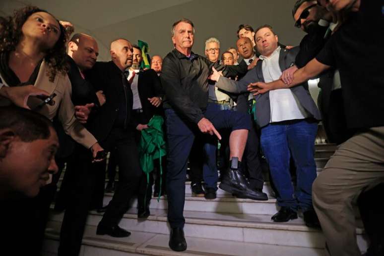 Jair Bolsonaro (PL) mostra tornozeleira em encontro com apoiadores na Câmara