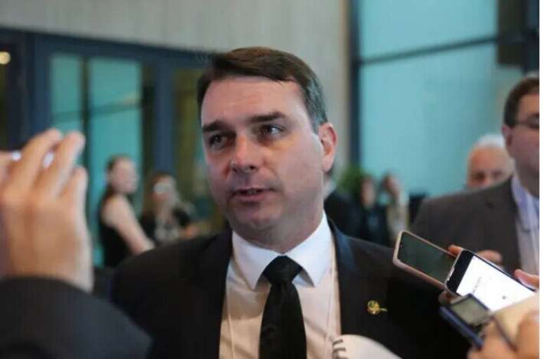 O senador Flávio Bolsonaro disse à jornalistas que visitou seu pai pela primeira vez nesta quarta-feira, 6, dois dias após Jair Bolsonaro ser preso