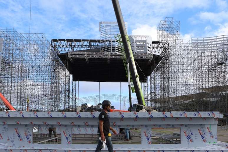 Montagem do Palco Skyline no The Town.