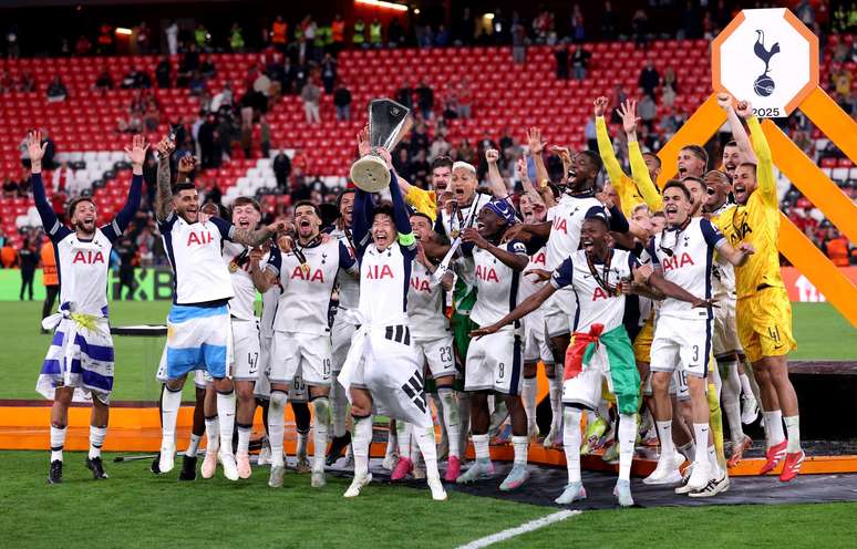 Son erguendo a ta&ccedil;a da Liga Europa 