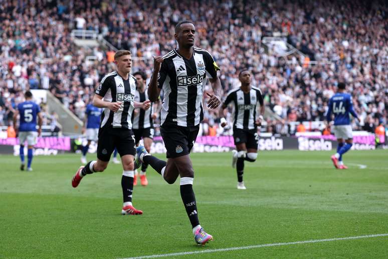 Isak comemorando um gol pelo Newcastle 