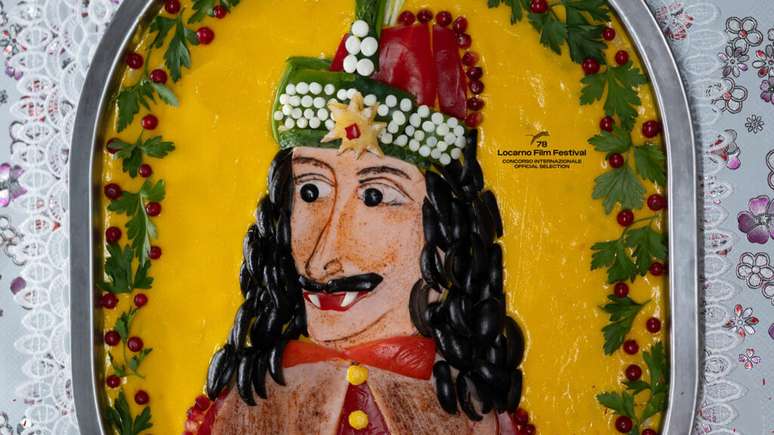 ఈ సంవత్సరం, లోకార్నో ఫెస్టివల్ ఇంటర్నేషనల్ పోటీ విభాగంలో పోటీ పడుతున్న ఏకైక బ్రెజిలియన్ ప్రతినిధి రొమేనియన్ రాడు జూడ్ దర్శకత్వం వహించిన “డ్రాక్యులా” చిత్ర సహ -ప్రొడ్యూసర్ రోడ్రిగో టీక్సీరా.