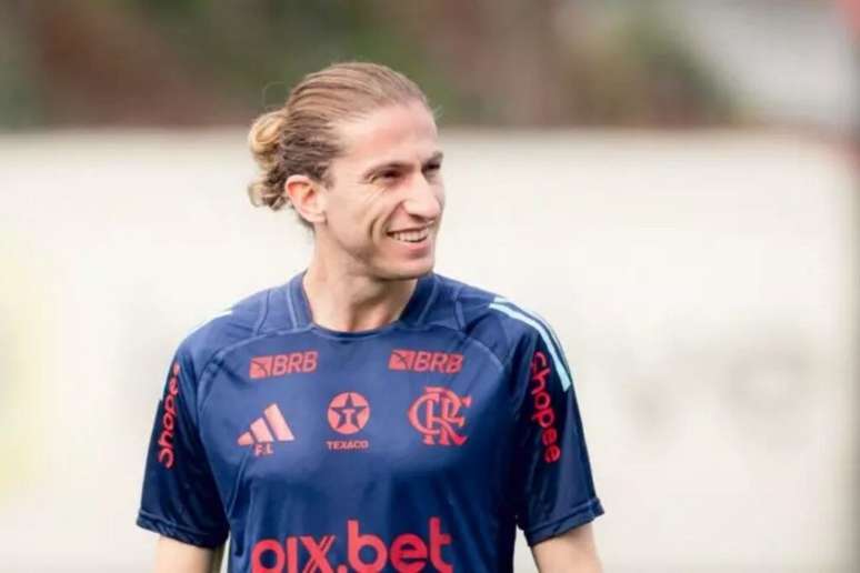 Filipe Luís durante treino do Flamengo