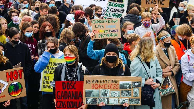 Em 2021, protestos como esse, de estudantes pelo clima na Polônia, aconteciam com pessoas usando máscaras devido à pandemia de covid-19