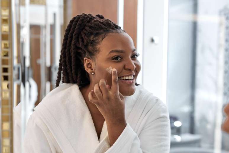 O ideal é investir em produtos para a pele ricos em antioxidantes 