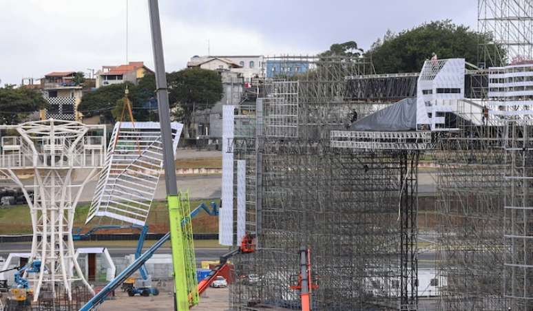 Montagem do Palco Skyline no The Town.