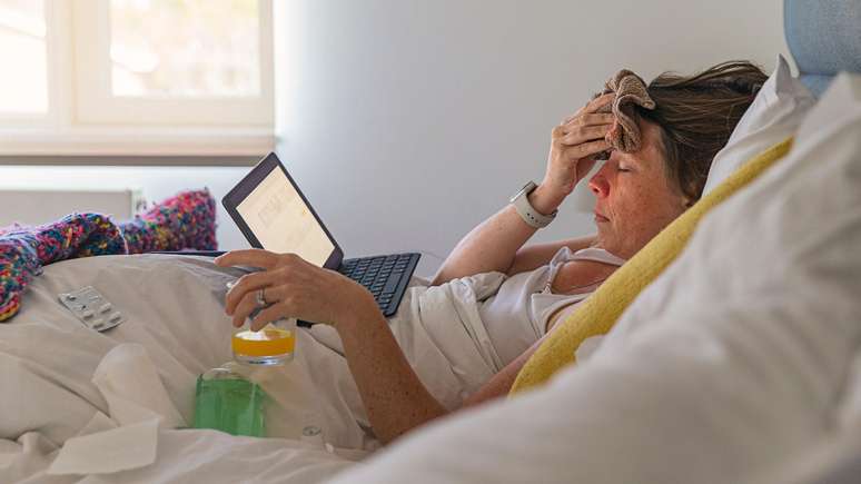 Tosse, dor de garganta e coriza são alguns dos principais sintomas de covid nos casos leves