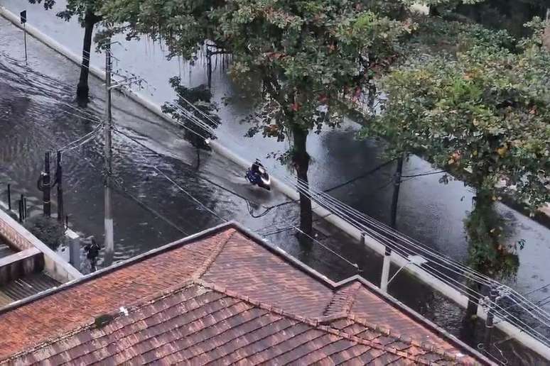 Alagamento deixou ruas submersas em Santos na manhã desta quarta-feira, 6