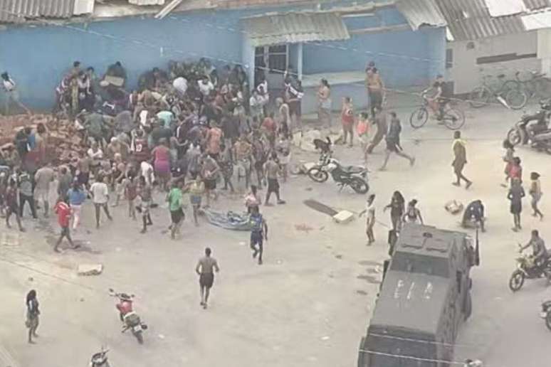 Multid&atilde;o ignora blindado da PM e avan&ccedil;a sobre carga roubada de carne no Rio