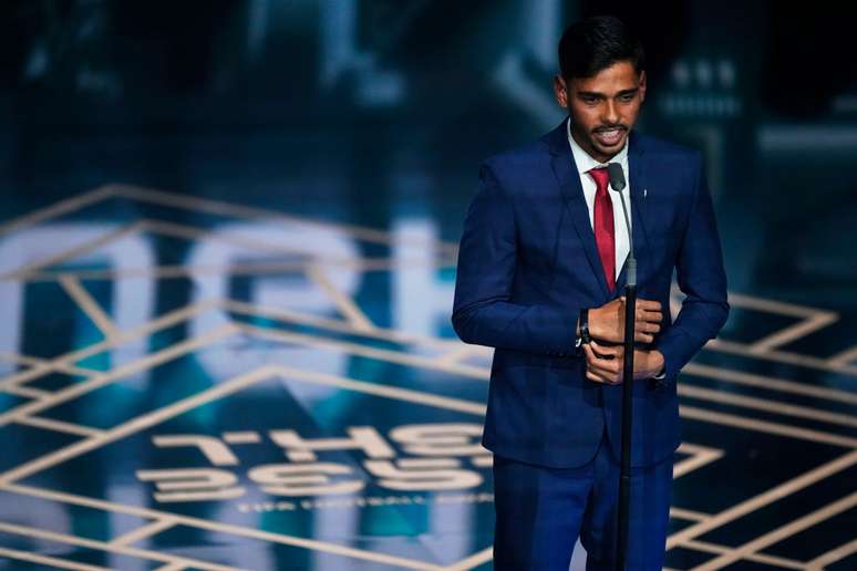 Guilherme Madruga recebe prêmio de gol mais bonito da temporada