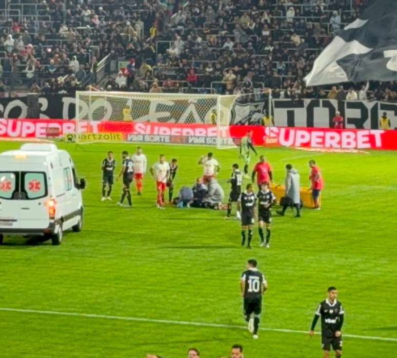 Botafogo Player is unconscious after shock and leaves the ambulance