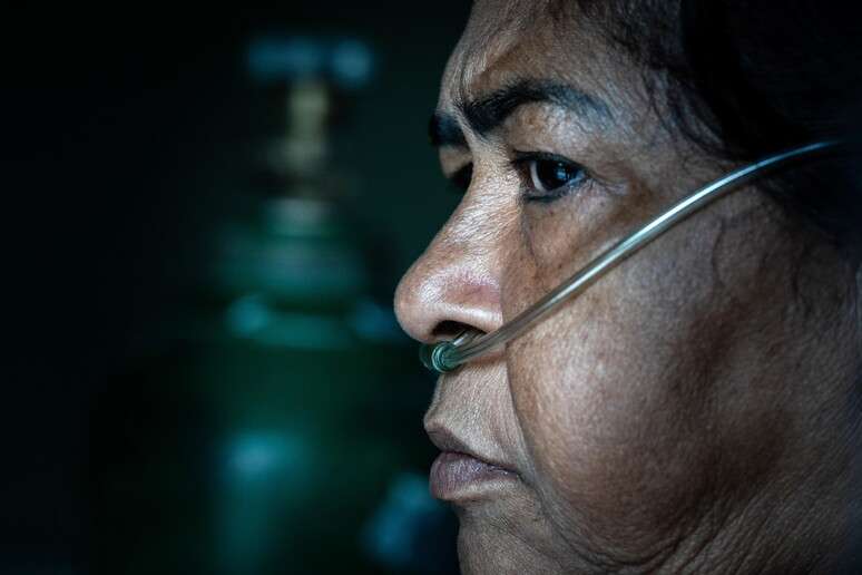 Brasileira usa balão de oxigênio após contrair Covid-19