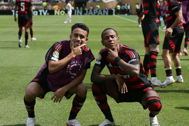 Wallace Yan e Matheus Gonçalves após vitória sobre o Chelsea no Mundial de Clubes
