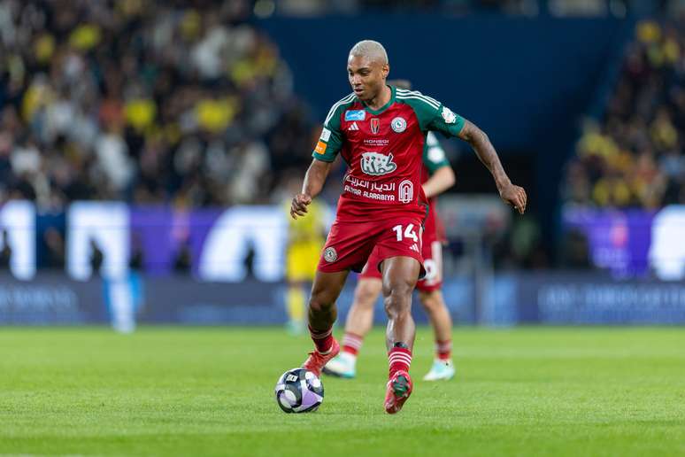 Vitinho em a&ccedil;&atilde;o pelo Al-Ettifaq. Diretoria do Corinthians avan&ccedil;ou nas &uacute;ltimas horas para ter o atacante brasileiro de 31 anos, que est&aacute; livre no mercado da bola (Photo by Abdullah Ahmed/Getty Images)
