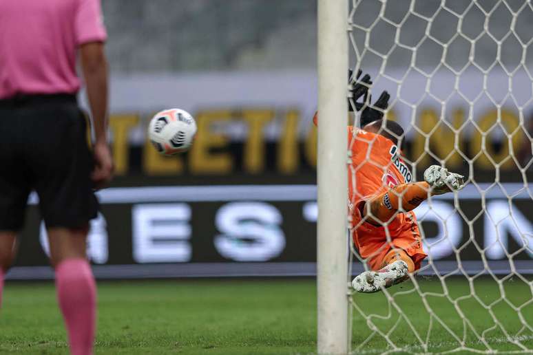 Everson pega p&ecirc;nalti contra o Boca Juniors, de Rossi, em 2021 &ndash;&nbsp;