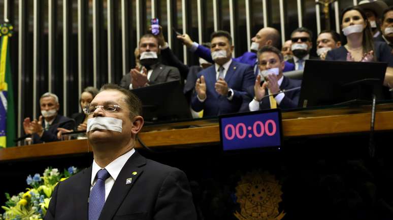 Com esparadrapos na boca, parlamentares da oposição impediram trabalhos do Congresso