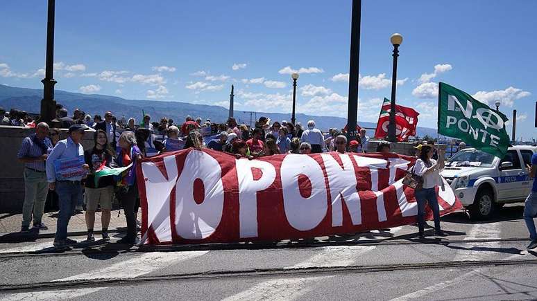 Algumas pessoas protestaram contra o an&uacute;ncio de quarta-feira
