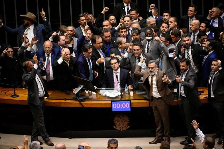 Hugo Motta foi cercado por parlamentares enquanto tentava discursar na abertura de sess&atilde;o na noite de quarta-feira