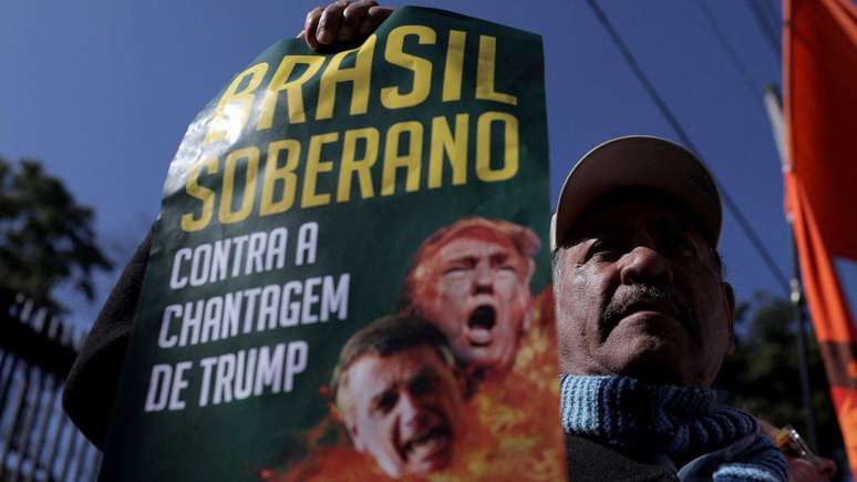 Protesto em frente ao consulado dos EUA em S&atilde;o Paulo contra tarifas impostas por Trump sobre produtos brasileiros