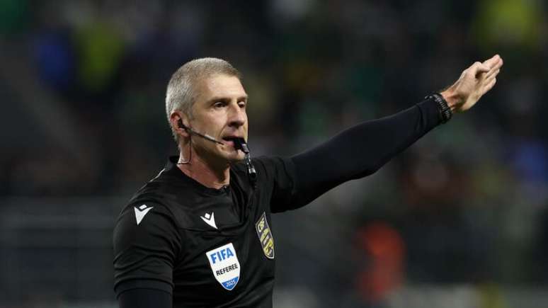 Daronco expulsou auxiliares de Abel Ferreira após reclamações sobre irregularidade no primeiro gol corintiano.