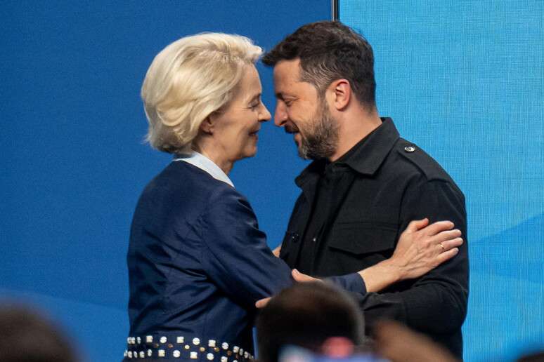 Von der Leyen e Zelensky durante cúpula da Otan em junho