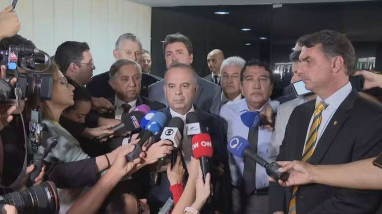 The opposition leaves the Senate’s plenary after the protest against the arrest of Bolsonaro