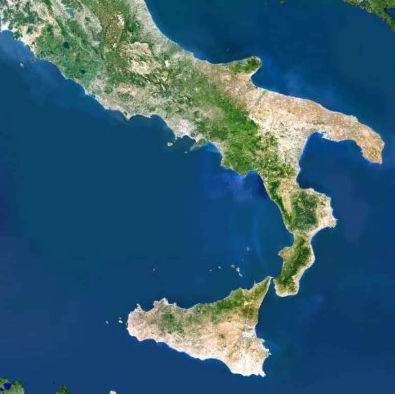 A It&aacute;lia continental e a ilha da Sic&iacute;lia s&atilde;o separadas pelo estreito de Messina, no qual a ponte ser&aacute; constru&iacute;da