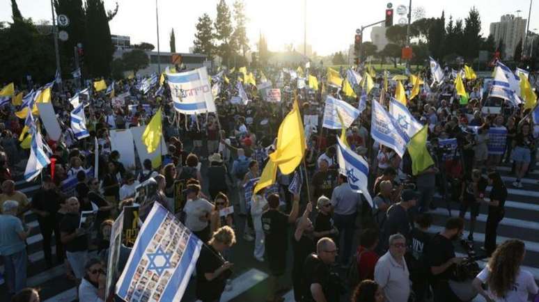 Familiares dos ref&eacute;ns do Hamas em Gaza protestam em Jerusal&eacute;m, contra plano de Netanyahu de ampliar ofensiva contra o territ&oacute;rio palestino