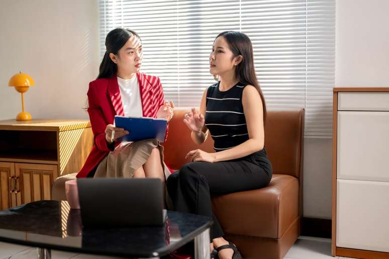 Além da influência do ambiente, a terapia analítico-comportamental busca compreender como a história de vida, os diálogos e as interações impactam o comportamento dos indivíduos