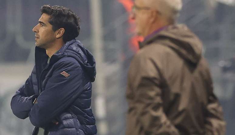 Abel Ferreira foi muito criticado pela torcida durante a elimina&ccedil;&atilde;o do Palmeiras contra o Corinthians. Ele aplaudiu de forma ir&ocirc;nica no gramado. Mesmo assim, o dirigente do clube quer a continuidade do trabalho do treinador e comentou: &ldquo;pretendemos e queremos renovar. At&eacute; dezembro de 2027&rdquo;. FOTO: CESAR GRECO/SITE OFICIAL/PALMEIRAS.