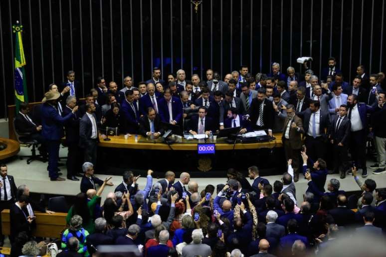 O deputado Hugo Motta conseguiu retomar a cadeira da presidência da Câmara quase 2h depois do horário marcado para a sessão