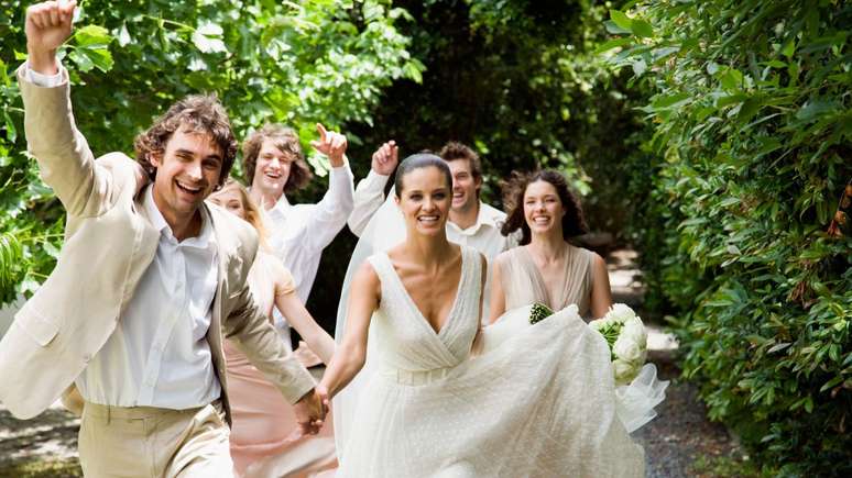 Aplicativo francês conecta noivos à pessoas desconhecidas que desejam ir ao casamento; ideia é promover novas experiências e diversão