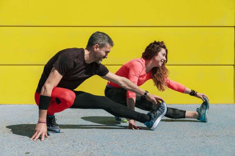O aquecimento e o alongamento antes da corrida ajudam a evitar lesões
