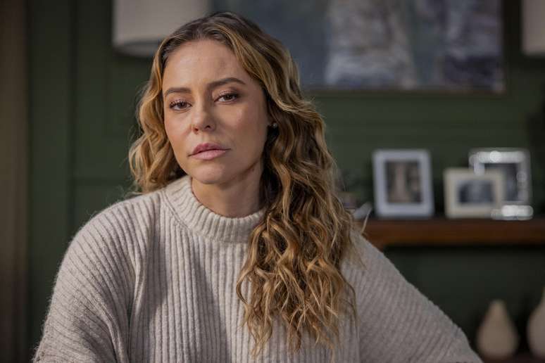 Paola Oliveira as Heleninha Roitman in Vali Tudo