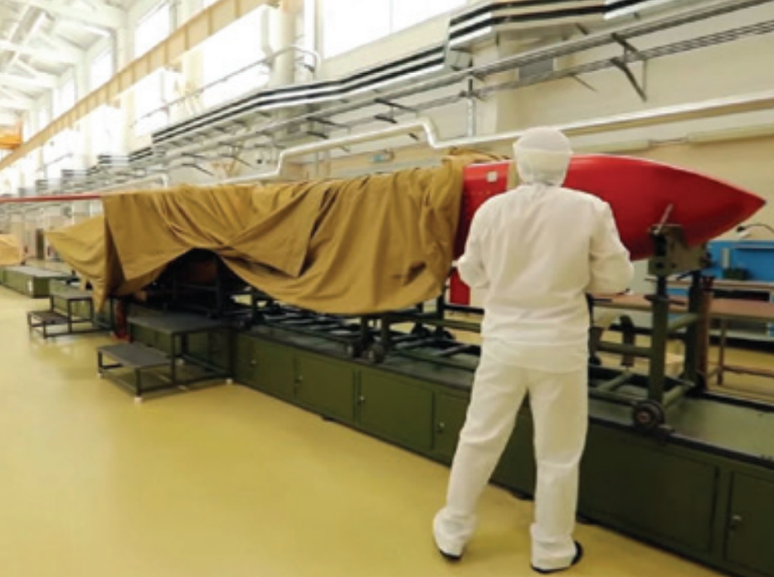 Operário cuida do míssil russo Burevestnik