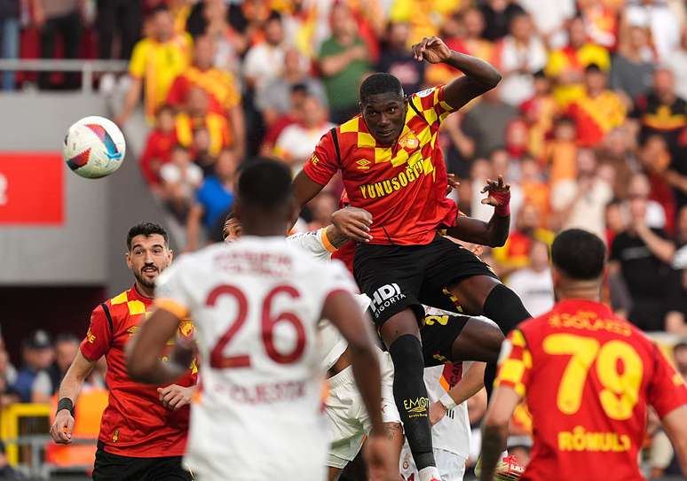 Helitão em ação pelo Göztepe, da Turquia