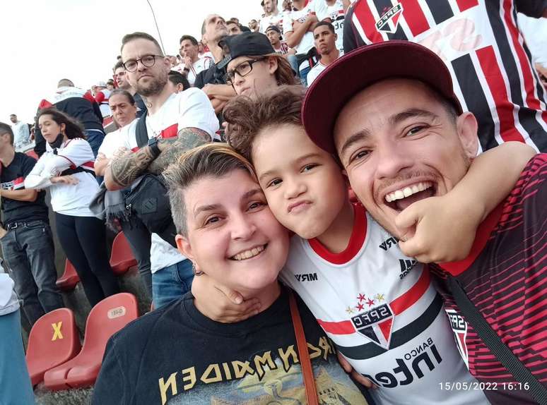 Cynthia Nunes, who Miguel, at the center of the photo, calls his mother, and Cristiano Henrique, the grandfather who is father and wanted to be a footballer. Cynthia Nunes, who Miguel, at the center of the photo, calls his mother, and Cristiano Henrique, the grandfather who is father and wanted to be a footballer.