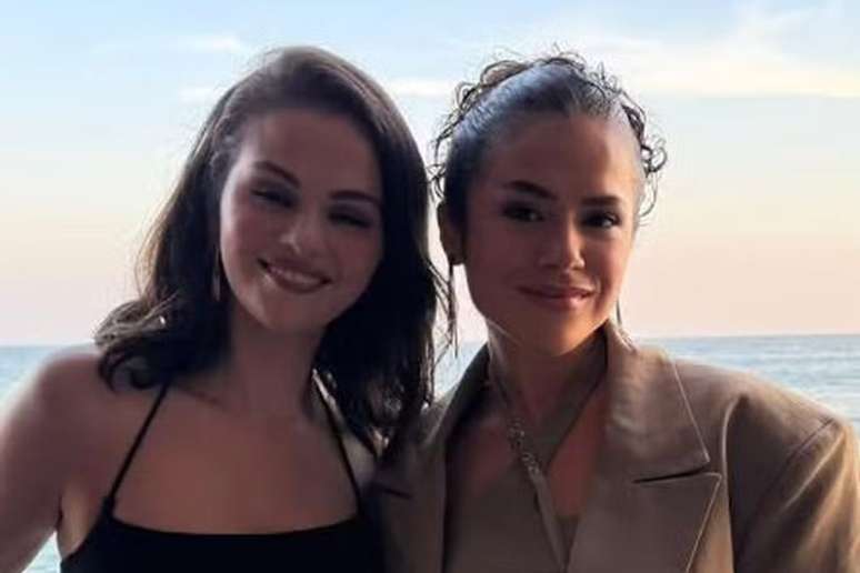 Selena Gomez posou para foto ao lado de Maisa, após o segundo encontro entre elas