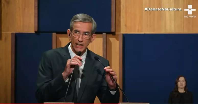 O jornalista Leão Serva no debate em que Datena atacou Marçal com uma cadeira