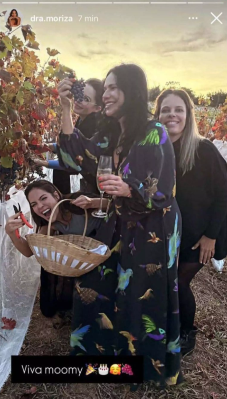 Sandy em registro ao lado da fam&iacute;lia do namorado Pedro Andrade