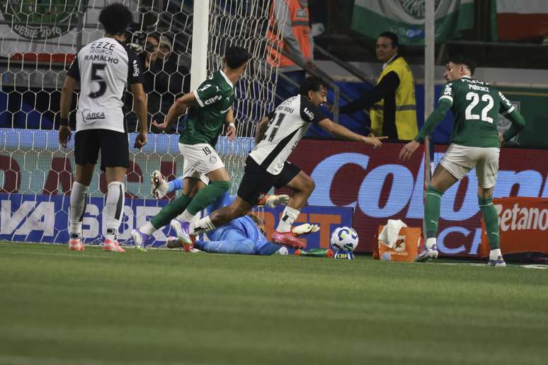 Jogadores do Corinthians comemoram gol de Matheus Bidu