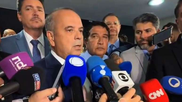 Oposição desocupa plenário do Senado