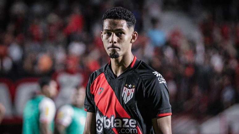 Alix Vinícius, in action of Atlético-Go 