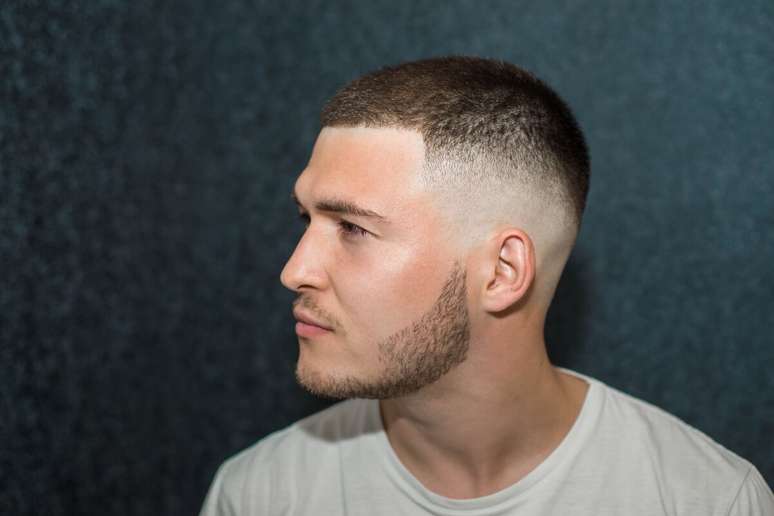 O buzz cut pode ganhar um toque mais moderno com o uso do corte degrad&ecirc; 