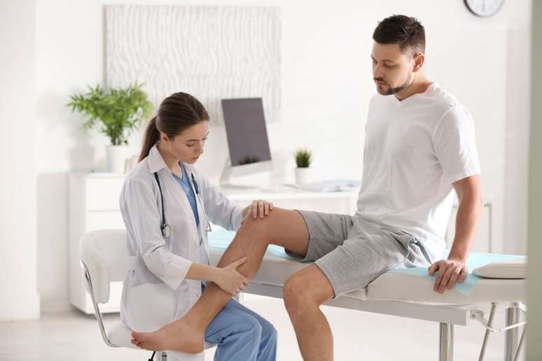 Dor e inchaço repentino nas pernas precisam de avaliação médica 