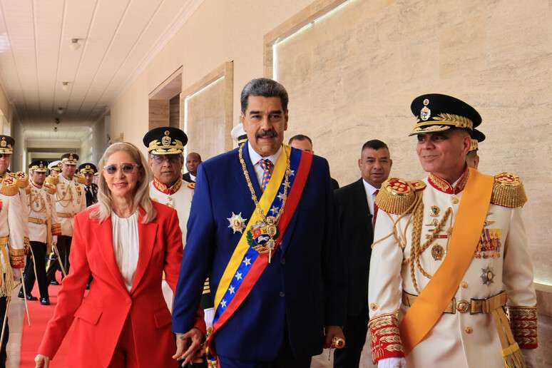 Maduro caminha em meio a militares venezuelanos