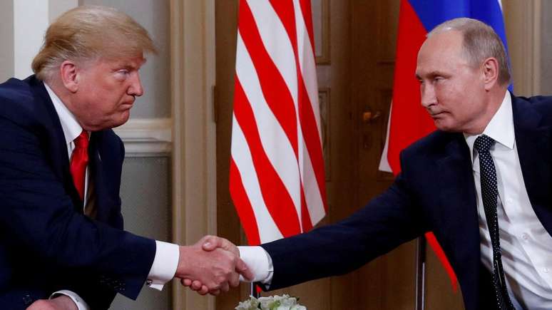 Trump e Putin se encontraram e conversaram longamente na capital finlandesa, Helsinque, em 2018, durante o primeiro mandato do americano. Mas a rela&ccedil;&atilde;o atualmente est&aacute; tensa