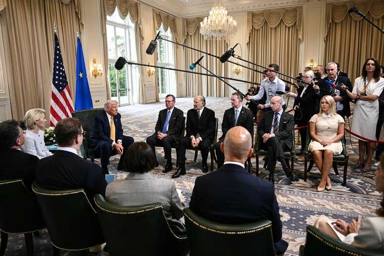 Imprensa acompanha conversa entre Von der Leyen e presidente dos EUA, Donald Trump