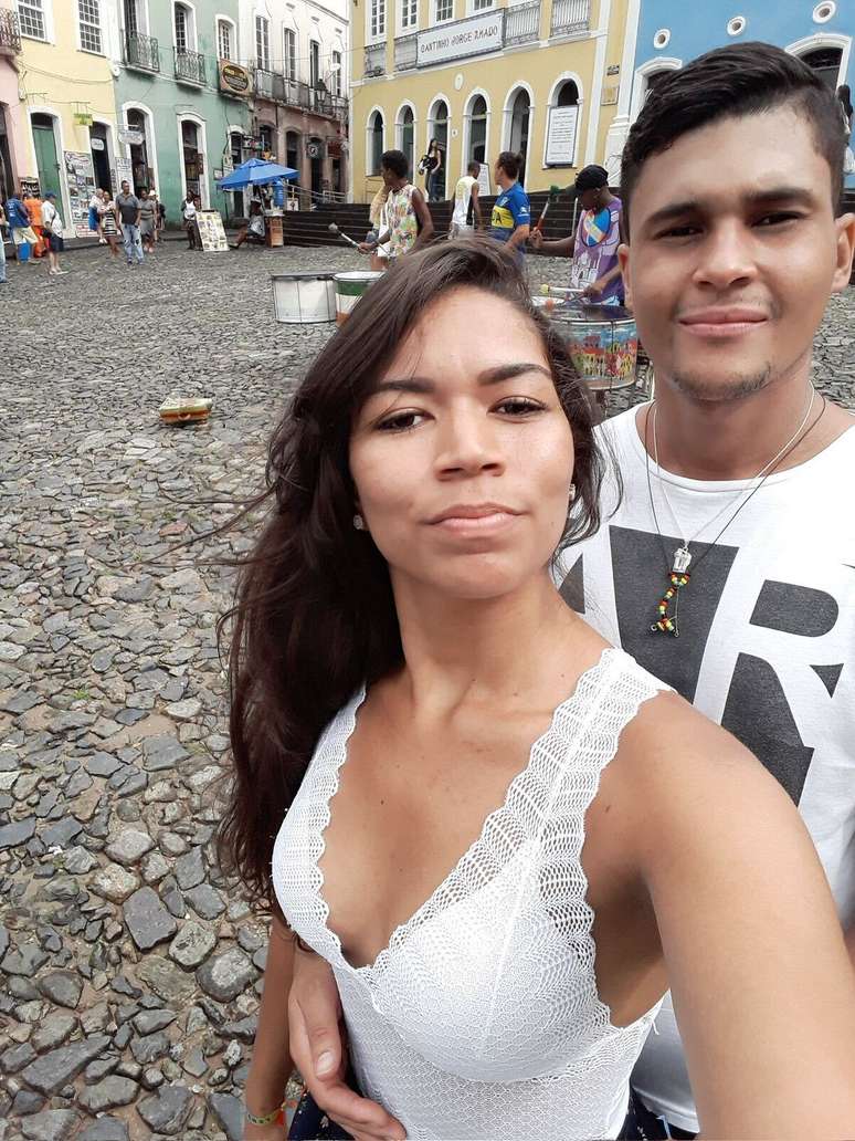 Homem perde a memória após câncer no cérebro e esposa viraliza